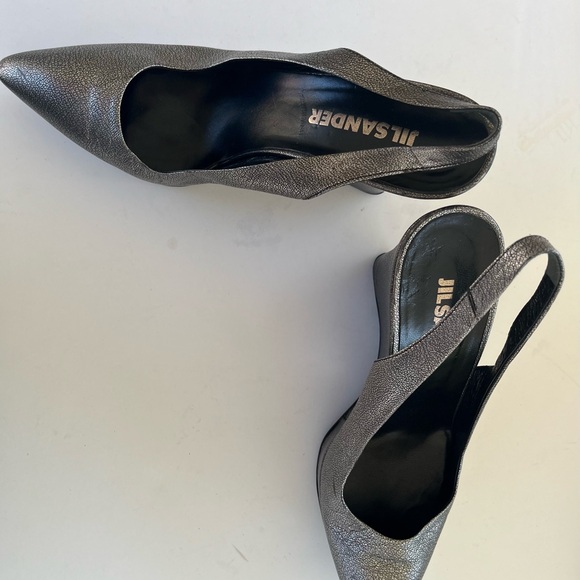 JIL SANDER Leather Silver Slingback Pumps
Women's Size: 6 | IT 36 - Picture 4 of 6